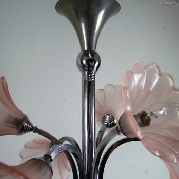 Metal cromado y 6 tulipas en cristal prensado rosa.
Casquillos originales de bayoneta.
Francia.